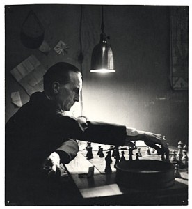 Marcel Duchamp ob igri šaha (Foto: Kay Bell Reynal).